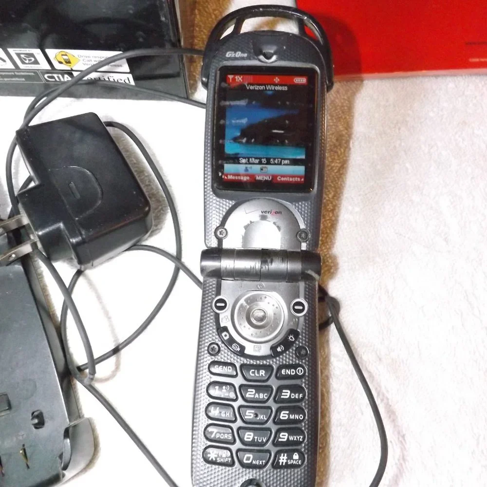 Rugged Casio G'zOne Type-V Gray & Black Verizon Very Rare Flip cell Phone Bundle
